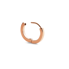 ダニエルウェリントンのHoop Earring Rose Goldを正面から撮影した画像です。クラスプを開いた状態で、ヒンジ部分の構造とフラットに磨き上げられたローズゴールドの美しい光沢が確認できる13mmのフープピアスです。