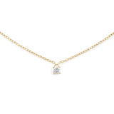 ダニエルウェリントン Mirelle Solitaire Necklace Goldのクローズアップ。細いゴールドチェーンの中央に、一粒のホワイトキュービックジルコニアが爪留めで固定され、透明感のある輝きを放っています。