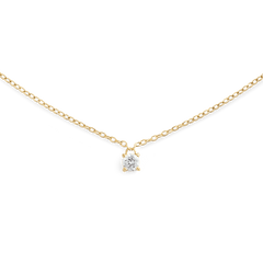 ダニエルウェリントン Mirelle Solitaire Necklace Goldのクローズアップ。細いゴールドチェーンの中央に、一粒のホワイトキュービックジルコニアが爪留めで固定され、透明感のある輝きを放っています。