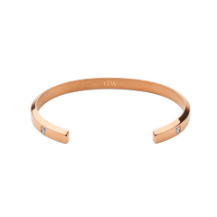Classic Lumine Bracelet Rose Goldの内側を捉えたアングルの写真です。カフの内側に刻印されたブランドロゴと、両端にセットされたキュービックジルコニアが確認できるオープンカフデザインとなっています。