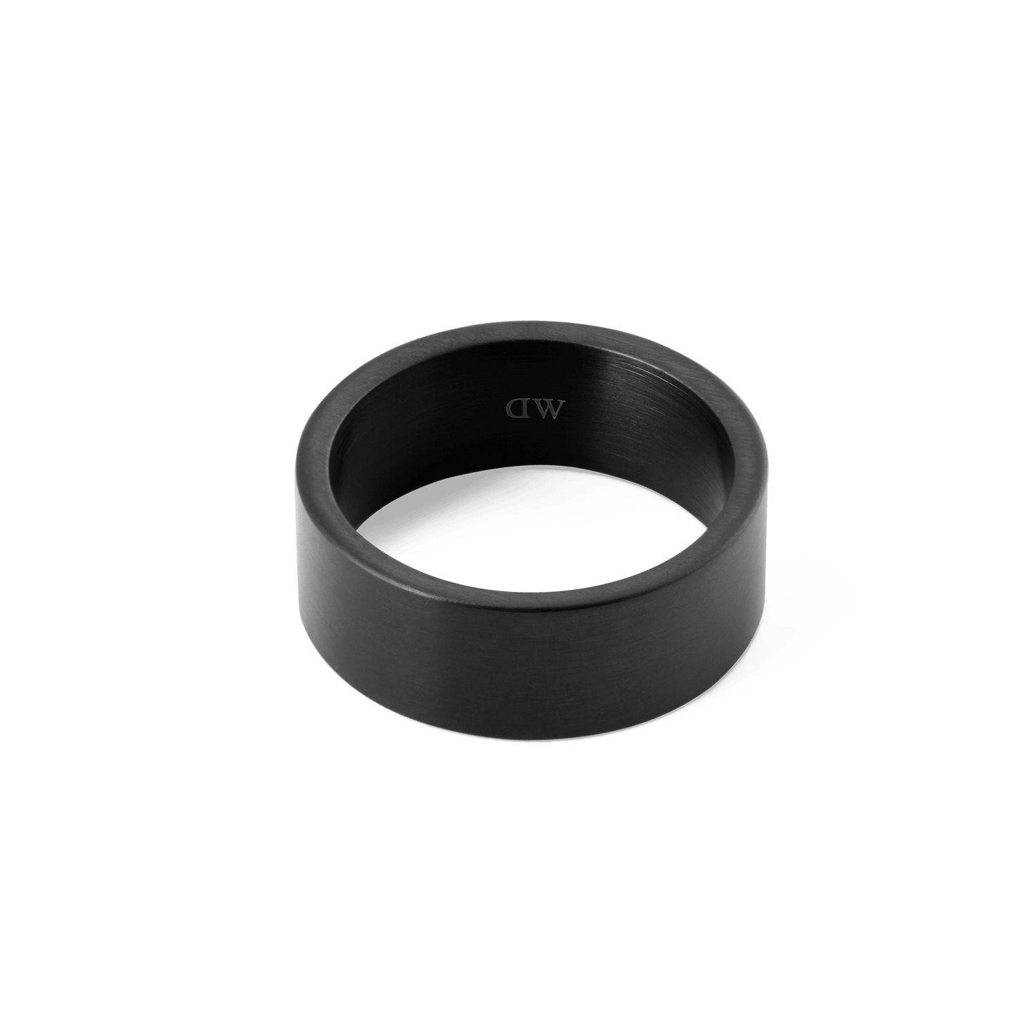 ダニエルウェリントンのLine Ring Brushed Graphite 8mmを、やや低めのアングルから撮影した画像です。リングの内側に刻印されたロゴが確認でき、8mm幅のフラットバンドが醸し出す重厚感と、ブラッシュド加工による落ち着いた光沢が際立ちます。