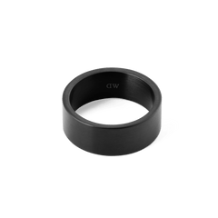 ダニエルウェリントンのLine Ring Brushed Graphite 8mmを、やや低めのアングルから撮影した画像です。リングの内側に刻印されたロゴが確認でき、8mm幅のフラットバンドが醸し出す重厚感と、ブラッシュド加工による落ち着いた光沢が際立ちます。