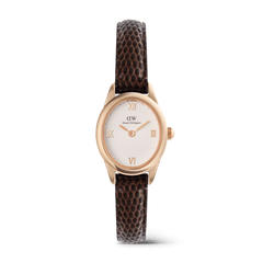 Daniel Wellington Ophelia Miniです。ローズゴールドのオーバルケースに、ホワイトのギョーシェ彫り文字盤とローマ数字インデックスをあしらい、ダークブラウンのリザード型押しレザーストラップを組み合わせた女性向け腕時計です。