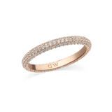 Daniel Wellington Pavé Ring Rose Goldの商品画像。3mmの細身のバンド全体に、クリスタルが三列のパヴェセッティングで緻密に配置されています。内側にはブランドロゴの刻印が施されています。