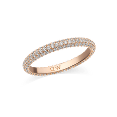 Daniel Wellington Pavé Ring Rose Goldの商品画像。3mmの細身のバンド全体に、クリスタルが三列のパヴェセッティングで緻密に配置されています。内側にはブランドロゴの刻印が施されています。