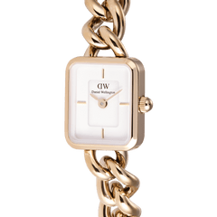 Jolie Chain Rose Goldのダイヤル周りをクローズアップした画像です。ローズゴールドのスクエアケースに収まるホワイト文字盤、バーインデックス、小ぶりなリューズ、そしてケースにつながるカーブチェーンリンクの質感が細部までご覧いただけます。
