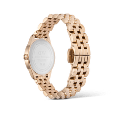 Ophelia Mini Rose Goldの裏蓋側を撮影した画像です。ケースバックにはDaniel Wellingtonのロゴとシリアルナンバーが刻印されています。また、ローズゴールドのビーンリンクブレスレットがリング状に配されており、各リンクのポリッシュ仕上げによる上質な輝きが確認できます。