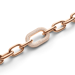 ローズゴールドの輝きが美しいCrystal Link Necklace。磨き上げられたローズゴールドのリンクチェーンと、キュービックジルコニアを隙間なく敷き詰めたオーバルリンクの精緻なパヴェセッティングをご覧いただけます。