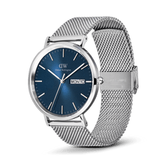 クラシックなデイディスプレイを搭載したSterling Arcticを斜めから捉えたアングルです。ブルーの文字盤にあしらわれたトライアングルパターンやシルバーのバーインデックス、デイデイト窓の配置が立体的に確認でき、メッシュストラップのセーフティバックル部分も見える1枚です。
