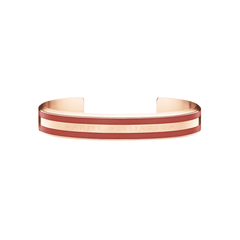 Emalie Bracelet Cherry Blush Rose Goldを正面やや上方から撮影した全体像です。オープンカフの内側が見える角度で、ローズゴールドの滑らかな質感と、二本のチェリーブラッシュエナメルラインの配色バランスをご確認いただけます。