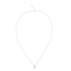 ダニエルウェリントンのシルバーチェーンネックレスに、Heart Contour White Crystal Charmを合わせたスタイリングです。細身のチェーンの先端に、オープンハートのクリスタルチャームが控えめに揺れる、シンプルで上品なペンダントです。
