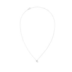 白背景で撮影した、さそり座モチーフのCrystal Zodiac Chain Necklace Silverの全体像です。繊細なシルバーチェーンが滑らかなループを描き、中央下部にはクリスタルをあしらったさそり座のペンダントが配置されています。上部にはロブスタークラスプとアジャスターチェーンが付いています。