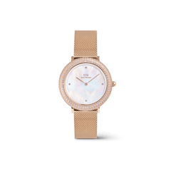 白背景で撮影したCrystalline Bezel Melroseの全体像です。ローズゴールドのメッシュストラップを自然に広げ、クリスタルベゼルの輝きとマザーオブパールダイヤルの柔らかな光沢が調和した姿をお楽しみいただけます。