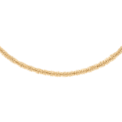 Daniel Wellington Twisted Chain Necklace Gのチェーン部分をクローズアップ。細かくねじり合わせたゴールドトーンのチェーンが、繊細な質感を演出し、光を受けてきらめく様子がわかります。