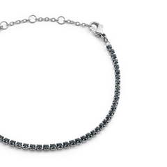 Classic Tennis Bracelet Nightfall Silverのクローズアップ画像です。ダークトーンのプレシオサクリスタルが一粒ずつ丁寧にセットされた細部の美しさや、シルバーチェーンのサイズ調節リング、ロブスタークラスプの構造がご覧いただけます。