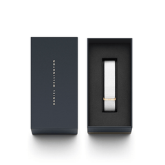 Daniel Wellington Dover Strap ローズゴールドのパッケージ画像です。ネイビーのブランドボックスの蓋と、白いNATOストラップが黒いクッションに収められた開封時の状態を並べて撮影しています。