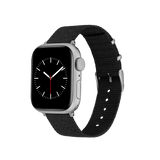Daniel Wellington Smartwatch Strap NATOのブラック織地ストラップをApple Watchに装着した画像です。シルバーカラーのバックルとキーパーが、端正なアクセントを添えています。