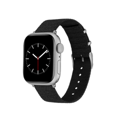 Daniel Wellington Smartwatch Strap NATOのブラック織地ストラップをApple Watchに装着した画像です。シルバーカラーのバックルとキーパーが、端正なアクセントを添えています。