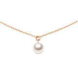 Daniel Wellington Pearl Necklace Rose Goldのペンダント部分をクローズアップ。極細のローズゴールドチェーンから、一粒のホワイトパールが優美に吊り下がり、上品な光沢を放っています。