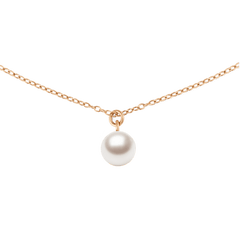 Daniel Wellington Pearl Necklace Rose Goldのペンダント部分をクローズアップ。極細のローズゴールドチェーンから、一粒のホワイトパールが優美に吊り下がり、上品な光沢を放っています。