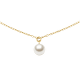 ダニエルウェリントンのゴールドパールネックレス「Pearl Necklace Gold」のペンダント部分をクローズアップ。細身のゴールドチェーンに、一粒のホワイトパールが控えめな金具で吊り下げられたミニマルなデザインです。