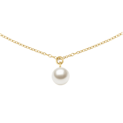 ダニエルウェリントンのゴールドパールネックレス「Pearl Necklace Gold」のペンダント部分をクローズアップ。細身のゴールドチェーンに、一粒のホワイトパールが控えめな金具で吊り下げられたミニマルなデザインです。