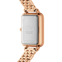 Quadro Lumine Bezel 5-Link Melroseのケース裏蓋をクローズアップで捉えた画像です。ブランドロゴやシリアルナンバー、3ATM防水表記、日本製ムーブメントの刻印が確認でき、ローズゴールドの5リンクブレスレットとステンレススチールの裏蓋が丁寧な仕上げを物語っています。