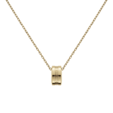 ダニエルウェリントン Elan Necklaceのゴールドモデルです。細身のケーブルチェーンに、二本の溝が施された小ぶりなリングモチーフのペンダントトップをあしらった、ミニマルなデザインのネックレスです。