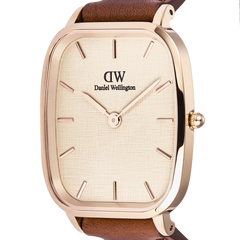 Marlon St Mawes Linen Rose Goldのダイヤルを正面からクローズアップした画像です。リネンのエンボス加工による繊細な織り目模様や、ローズゴールドのバーインデックスと針、右側のリューズが確認できます。