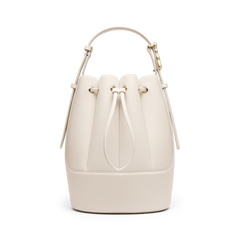 Daniel WellingtonのLewis Bag Crèmeの正面画像。クリーム色のエコレザーにゴールドのハトメとドローストリングが映えるバケツ型バッグです。しっかりとした底面から上部に向かって緩やかに広がるシルエットが特徴です。