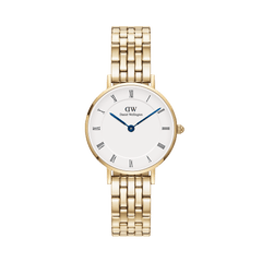 Daniel Wellington Petite Roman Numerals 5-Link Goldの正面画像。ホワイトダイヤルにローマ数字のインデックスとブルースチールの針をあしらい、ゴールドの5リンクブレスレットが上品に輝く女性向け腕時計です。