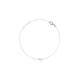 おひつじ座をモチーフにしたCrystal Zodiac Chain Bracelet Silverの真上からの全体画像です。細身のシルバーチェーンが円を描くように広がり、中央下部にはキュービックジルコニアであしらわれた牡羊座のシンボルが配置されています。上部にはアジャスター用のリングやブランドプレート、ロブスタークラスプが確認できます。
