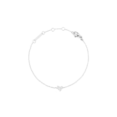 おひつじ座をモチーフにしたCrystal Zodiac Chain Bracelet Silverの真上からの全体画像です。細身のシルバーチェーンが円を描くように広がり、中央下部にはキュービックジルコニアであしらわれた牡羊座のシンボルが配置されています。上部にはアジャスター用のリングやブランドプレート、ロブスタークラスプが確認できます。