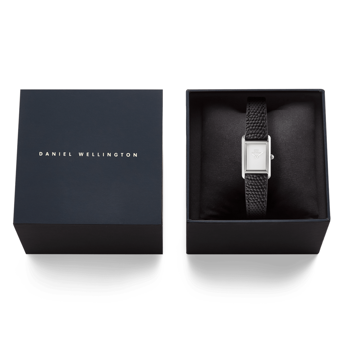 ダニエルウェリントンのネイビーのブランドロゴ入りギフトボックスと、クッションの上にセットされたBound Mini Black Lizard Silverのパッケージ画像です。贈り物にぴったりの上品な仕様となっています。