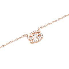 ダニエルウェリントン Crystal Zodiac Chain Necklaceのかに座ペンダント部分をクローズアップ。ローズゴールドの細身チェーンに、クリスタルで縁取られた蟹座のシンボルが繊細に輝きます。