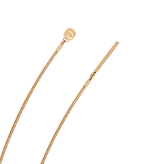 Charms Snake Bracelet Gのスライド式留め具とバーエンド部分をクローズアップ。密に編み込まれたゴールドのスネークチェーンの質感や、ブランドロゴが刻印された丸型チャームの細部までご覧いただけます。