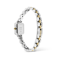 Quadro Mini Arch 3-Link Two Tone Goldを裏蓋側から撮影した画像です。シルバーのケースバックにはDaniel Wellingtonのロゴやシリアルナンバーが刻印されており、ゴールドのリューズや、シルバーとゴールドが交互に連なるアーチ型3リンクブレスレットの立体的な構造が確認できます。