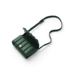 Daniel WellingtonのMini Sadie Bag Greenを上から撮影した俯瞰画像です。フラップを開いた状態で、マグネットボタンやバッグ本体の厚み、ゴールドの金具がついたショルダーストラップが緩やかに伸びている様子がご覧いただけます。