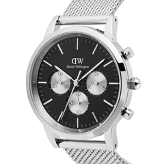 Iconic Chronograph Mesh Blackのケースとダイヤルを斜めから捉えたクローズアップ画像です。同心円模様のシルバーサブダイヤルや、ポリッシュ仕上げのケース側面に配されたクロノグラフプッシャーの質感が際立ちます。