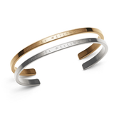Daniel Wellington Classic Braceletのローズゴールドとシルバー2本セット。細身のカフデザインで、ブランドロゴが刻印されたポリッシュ仕上げのステンレススチール製ブレスレットです。2本を重ねてお使いいただけます。