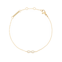 Daniel Wellington Mirelle Infinity Braceletの全体を捉えた画像です。細やかなゴールドチェーンの中央に、キュービックジルコニアをあしらったインフィニティモチーフが配されており、ロブスタークラスプとブランドプレートも確認できます。