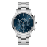 Daniel Wellington Iconic Chronograph Arcticの正面画像。深いブルーのサンレイ仕上げ文字盤に3つのサブダイヤルとシルバーのバーインデックスを配し、シルバーのステンレススチール製リンクブレスレットを組み合わせた42mmクロノグラフモデルです。