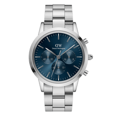 Daniel Wellington Iconic Chronograph Arcticの正面画像。深いブルーのサンレイ仕上げ文字盤に3つのサブダイヤルとシルバーのバーインデックスを配し、シルバーのステンレススチール製リンクブレスレットを組み合わせた42mmクロノグラフモデルです。