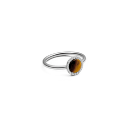 Audrey Ring Tiger Eye Silverを斜めから捉えた画像です。ドーム型のタイガーアイには深いブラウンと琥珀色の縞模様が浮かび、それを取り囲むキュービックジルコニアの繊細な輝きが際立ちます。