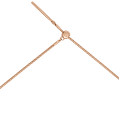 ローズゴールドのスライド式留め具部分を拡大した画像です。ブランドロゴが刻印された丸型のアジャスターと、左右に伸びるスネークチェーンの滑らかな質感、バーエンドとの接続部分がご覧いただけます。