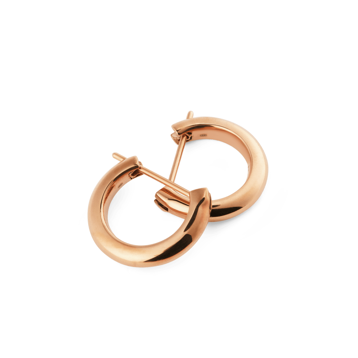 ダニエルウェリントン Arch Earrings Rose Gold 9mmのペアを重ねて斜めから撮影したクローズアップ画像です。光を受けて艶やかに輝くローズゴールドの丸みを帯びたフォルムと、ピンクの留め具部分が確認できます。