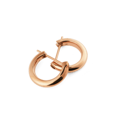 ダニエルウェリントン Arch Earrings Rose Gold 9mmのペアを重ねて斜めから撮影したクローズアップ画像です。光を受けて艶やかに輝くローズゴールドの丸みを帯びたフォルムと、ピンクの留め具部分が確認できます。