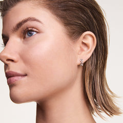 3-Link Earrings Silverを着用したモデルの横顔。コンパクトなシルバーフープピアスが耳元で光を受け、連なったリンクが繊細な陰影を描いています。