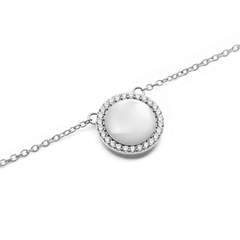 Audrey Necklace Mother of Pearl Silverのペンダント部分をクローズアップした写真です。ドーム型のマザーオブパールが柔らかな光を放ち、周囲を彩るホワイトキュービックジルコニアの繊細な輝きが引き立ちます。