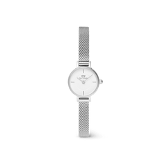 白背景に撮影されたPetite Mini Sterlingの全体像。シルバーメッシュストラップが自然なカーブを描き、19mmのコンパクトなケースとホワイトダイアルのバランスが美しいレディースウォッチです。ブレスレット感覚で身につけられるデザインが特徴です。